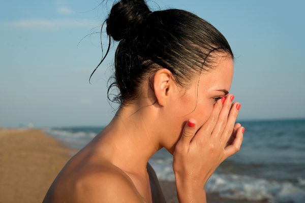 gospa potrebuje kapljice za oči zaradi občutljivih oči